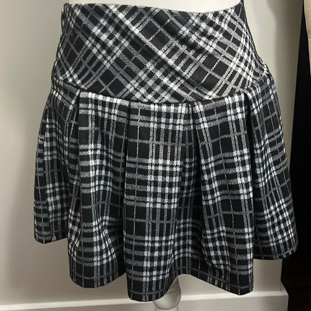 Plaid black and white skirt
